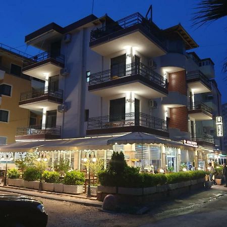 Hotel Dollari Kryemëdhej Bagian luar foto