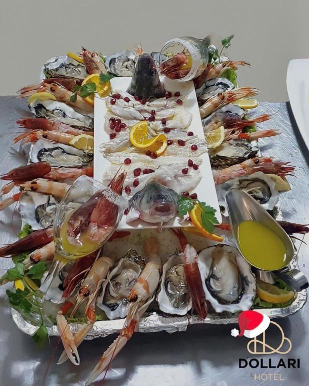 Hotel Dollari Kryemëdhej Bagian luar foto
