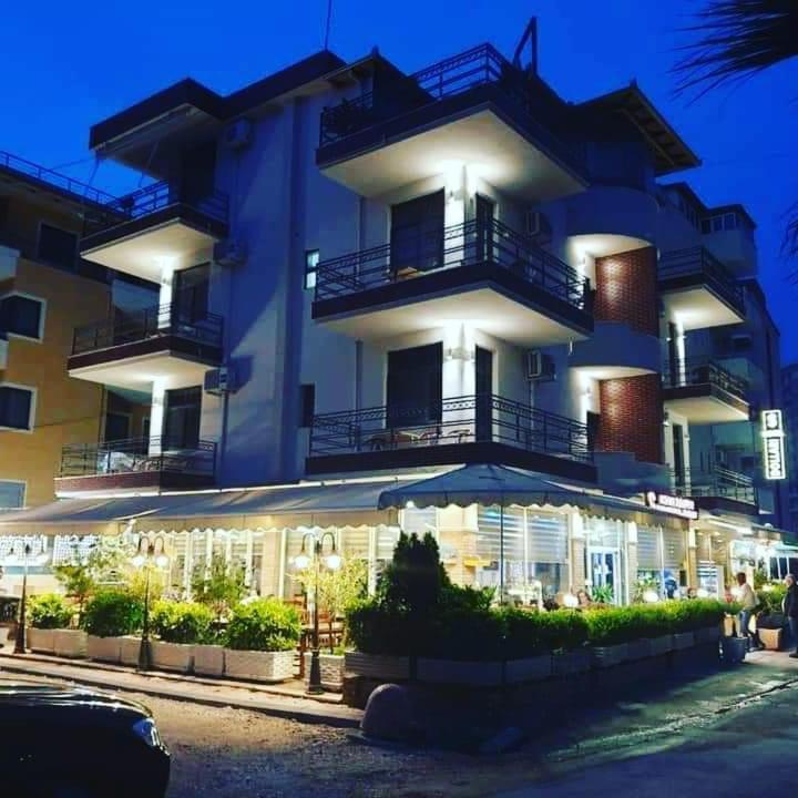 Hotel Dollari Kryemëdhej Bagian luar foto
