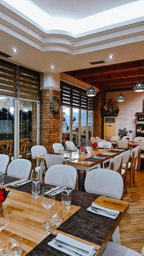 Hotel Dollari Kryemëdhej Bagian luar foto