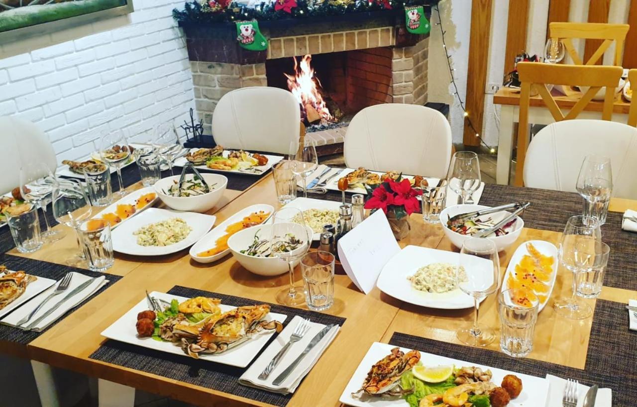 Hotel Dollari Kryemëdhej Bagian luar foto