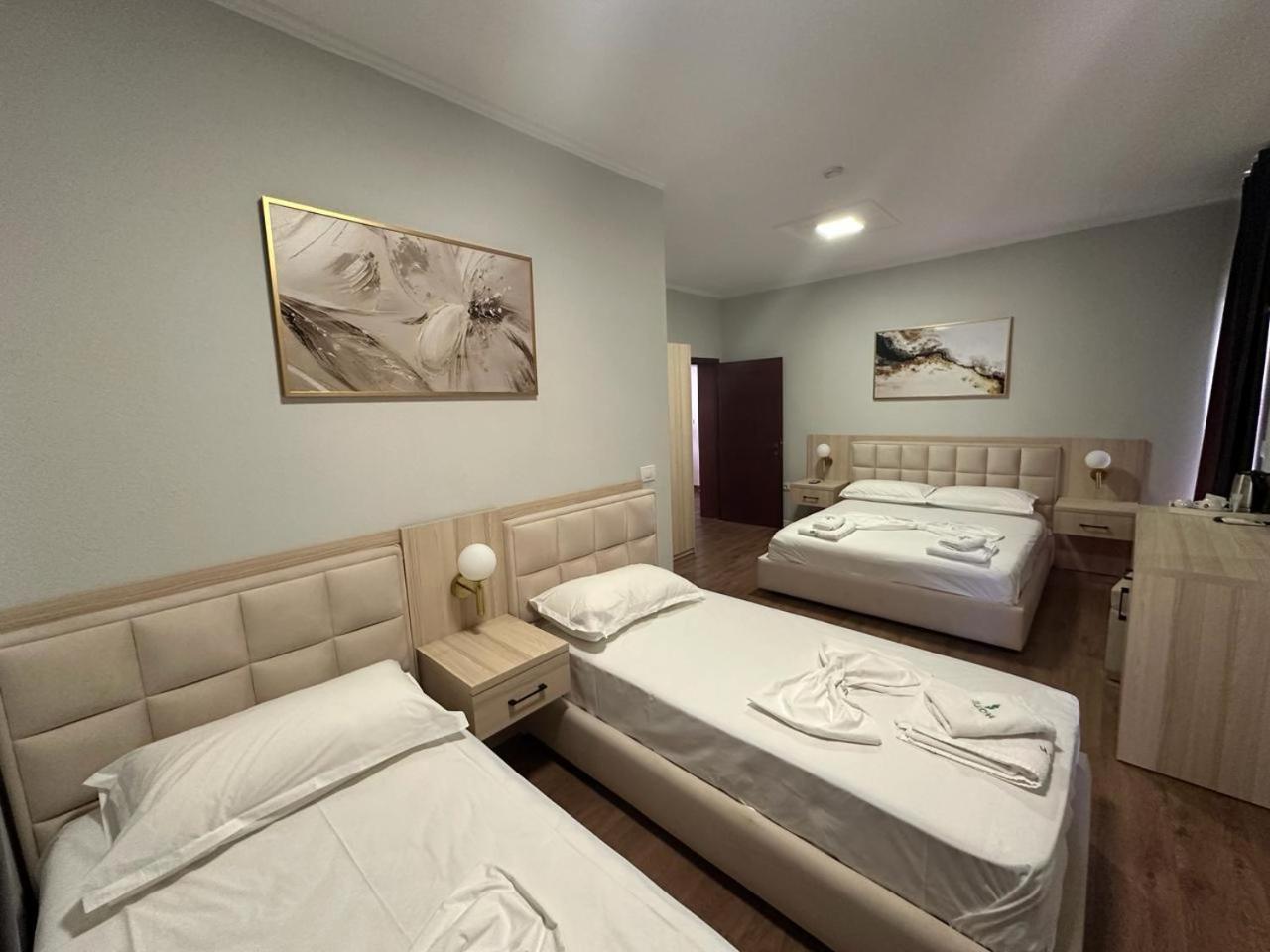 Hotel Dollari Kryemëdhej Bagian luar foto