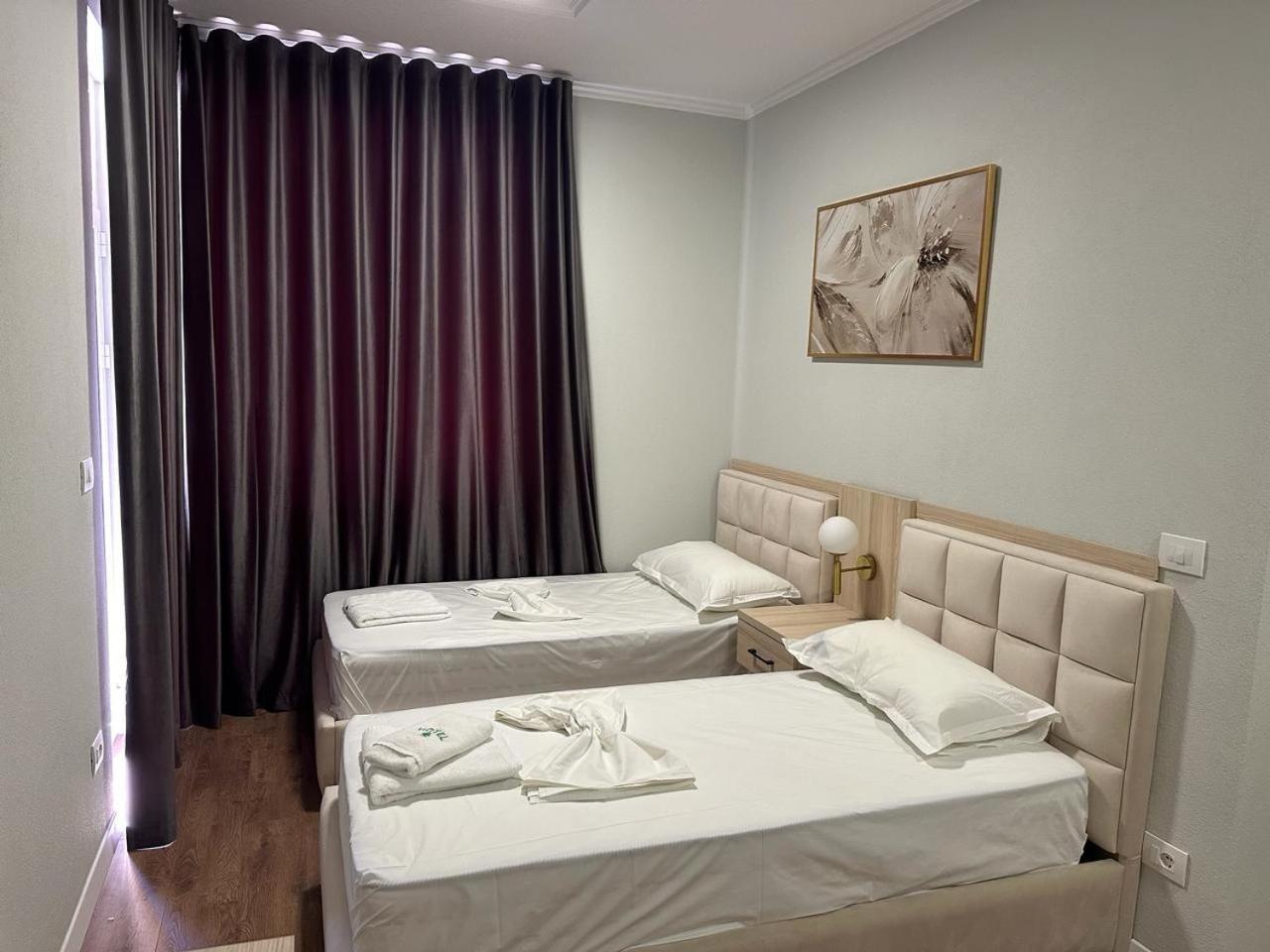Hotel Dollari Kryemëdhej Bagian luar foto