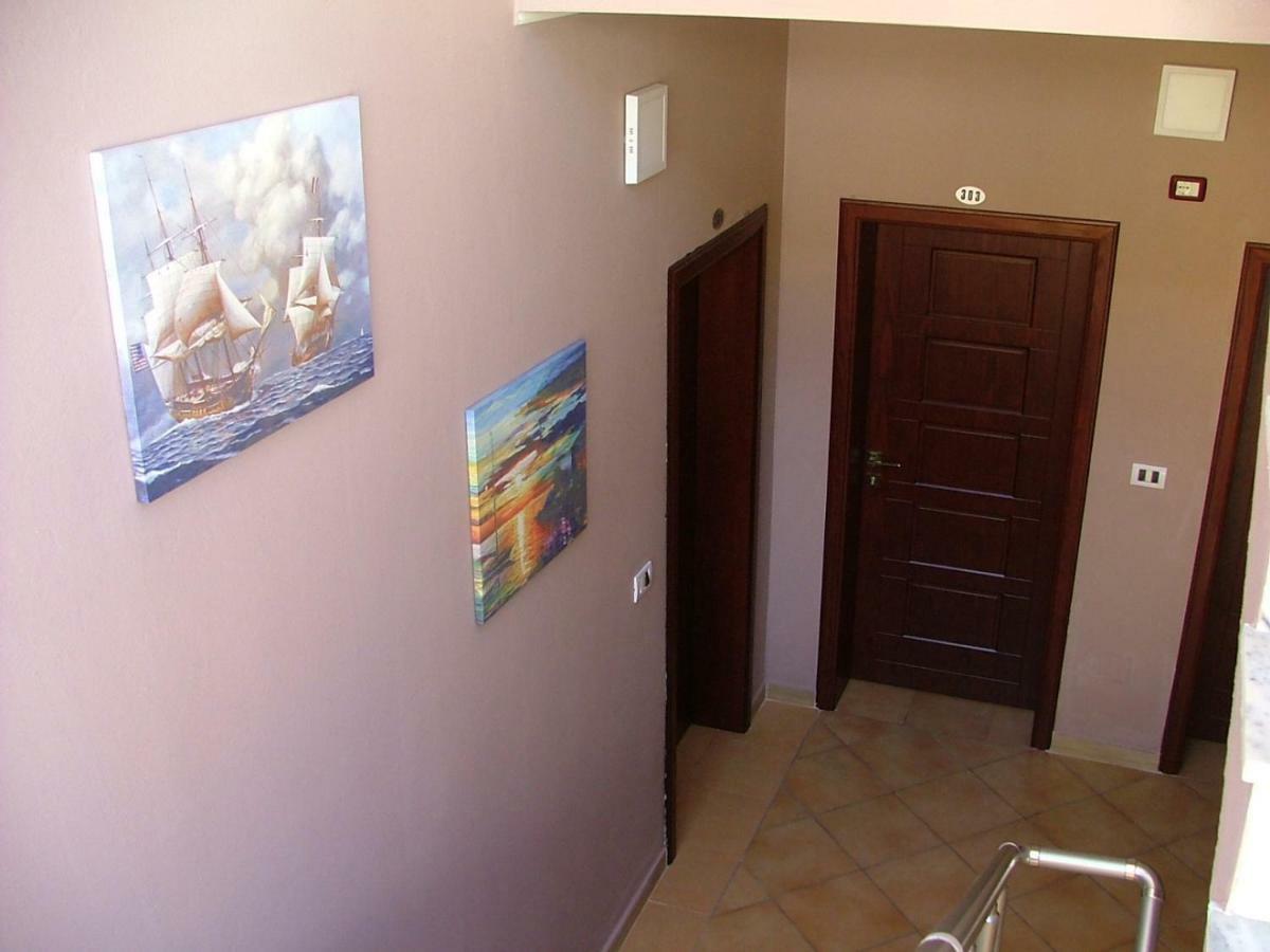 Hotel Dollari Kryemëdhej Bagian luar foto