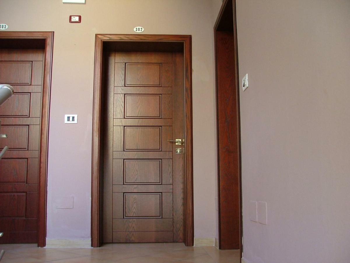 Hotel Dollari Kryemëdhej Bagian luar foto